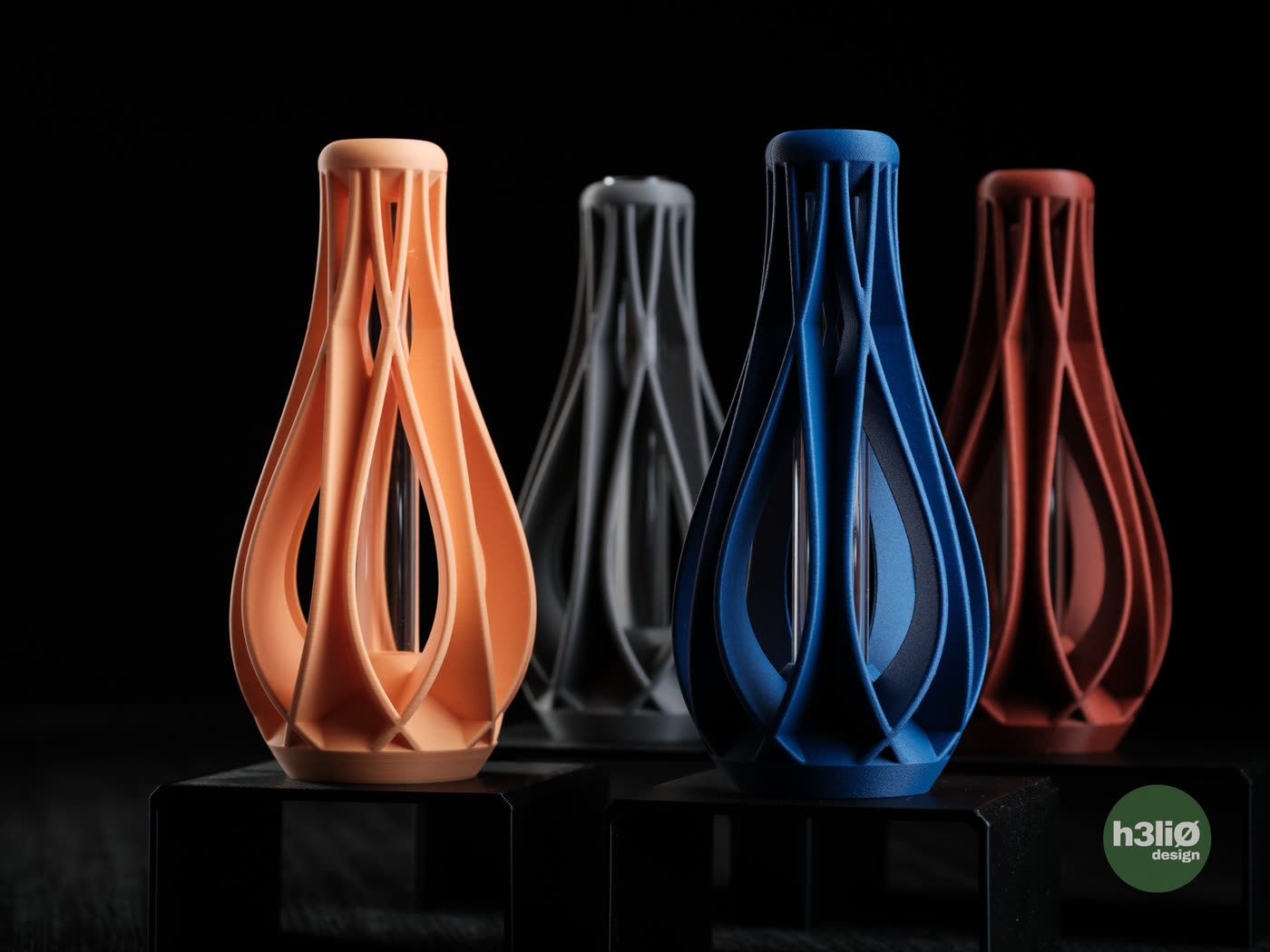 Les quatre coloris du vase Vide alignés.
