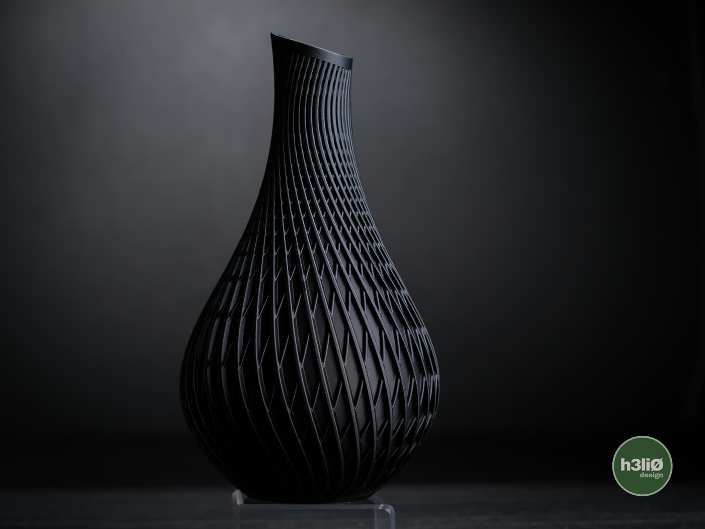 Le vase Vanta noir, une goutte torsadée jusqu'au bec.